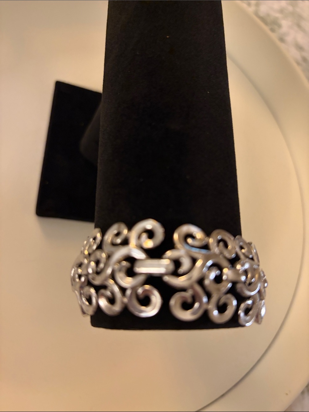 Trifari signed silver tone vintage 1950’s curl scroll motif bracelet. Stunning. - Picture 2 of 6